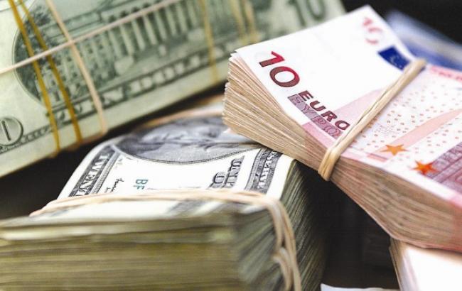 В России курс доллара вырос до 65,5 рублей, евро &ndash; 75,7 рублей