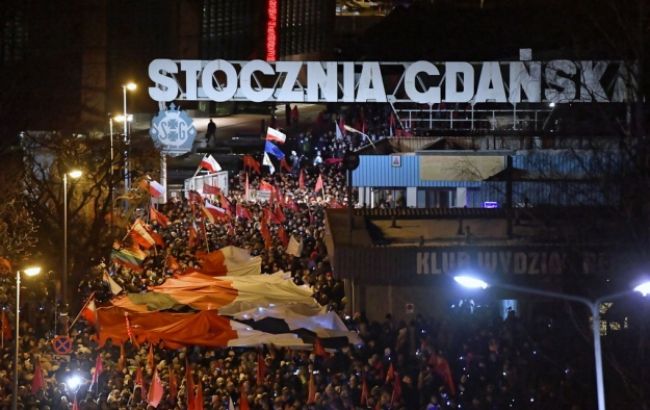 В Гданьске тысячи людей прощаются с мэром Адамовичем