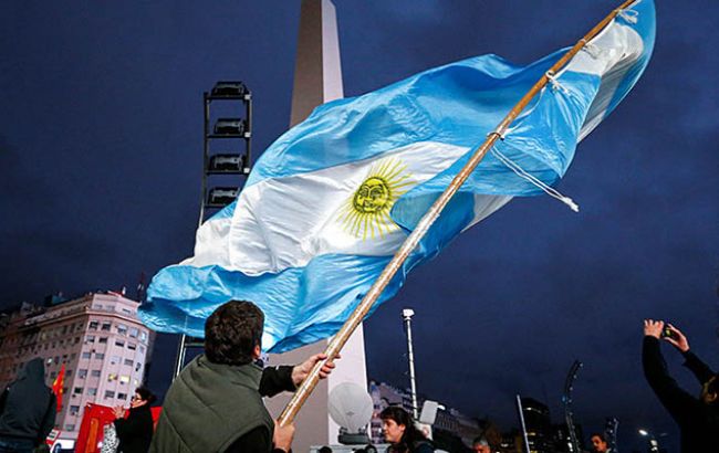Кредитний рейтинг Аргентини Fitch і S&P знизили на три щаблі