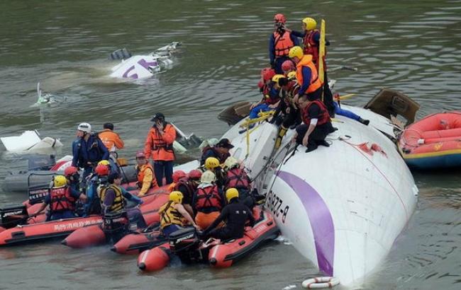 Число жертв аварії літака на Тайвані зросла до 12 осіб