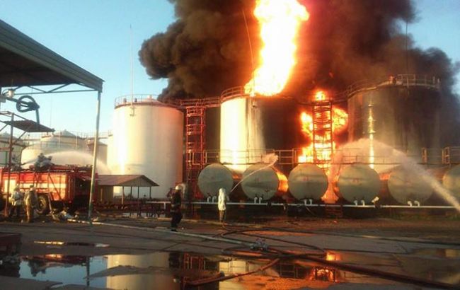 Пожар на нефтебазе под Киевом: в резервуаре продолжают гореть остатки бензина