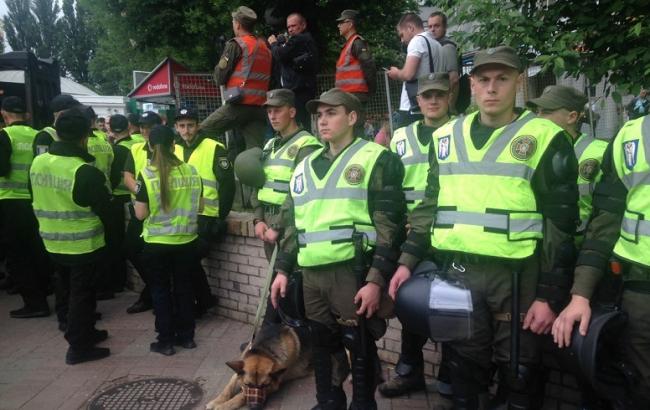 У Києві чоловік з рушницею намагався пройти на акцію до 9 травня