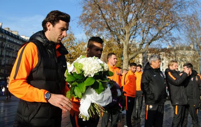 Игроки "Шахтера" в Париже почтили память жертв терактов