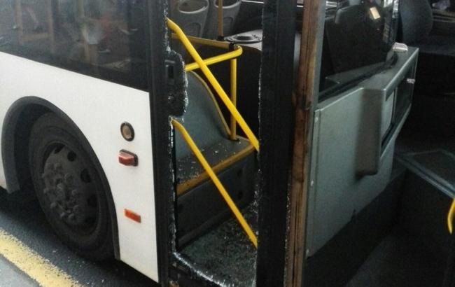 В России девушка выбила дверь автобуса, чтобы не опоздать на поезд