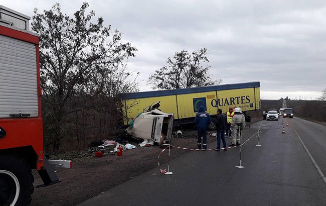 У Миколаївській області автомобіль врізався у вантажівку, є загиблі