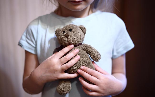 "Краще ми, ніж маніяки": в Росії 12-річну дівчинку гвалтували її ж батьки