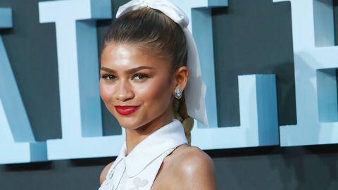 Зендая зачарувала образом у білосніжній сукні  (фото, відео)