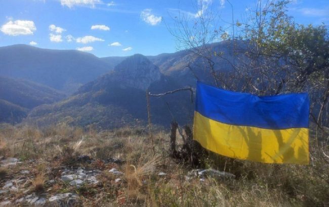 "Мы ждем ВСУ". В Крыму развивается украинский флаг (фото)