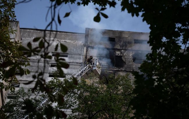Через удар по багатоповерхівці в Києві постраждали три людини, з'явилися фото наслідків