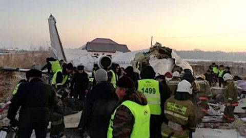 Число пострадавших крушения самолета в Казахстане снова возросло
