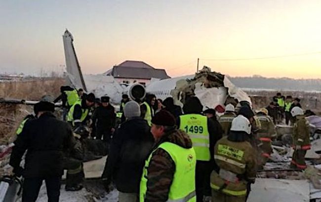 Число постраждалих аварії літака в Казахстані знову зросло