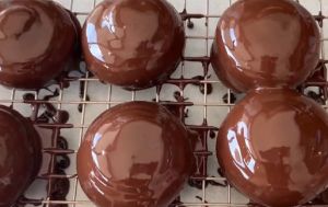 Домашній вишневий зефір у шоколаді, який смакує краще за магазинний