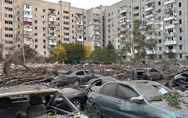 Вибиті вікна та понівечені фасади: Росія вдарила по житлових кварталах Кременчука (фото)