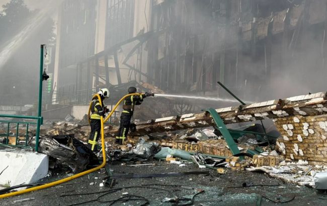 У Києві внаслідок обстрілу постраждали сім районів: ДСНС розкрило деталі