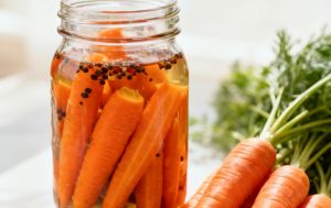 Хрустящая и легкая закуска для пищеварения: как мариновать морковь и почему ее стоит попробовать
