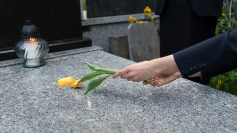 Троїцька поминальна субота 2025: що треба зробити для покійних родичів в цей день