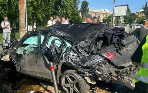 У Києві авто влетіло в підземний перехід, є жертви