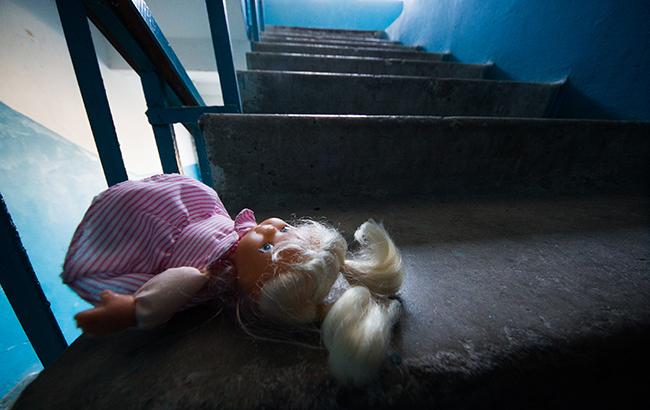 Не хотіла їсти: у Сумській області батько до смерті побив чотирирічну доньку