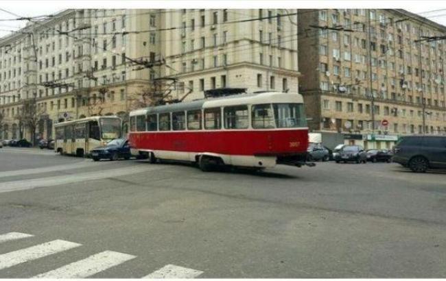 Харьковские трамваи на выходных били легковушки