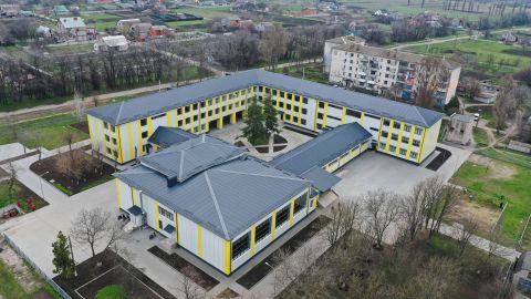 Школа в Апостоловому з похмурої будівлі перетворилася на суперсучасний простір: фото