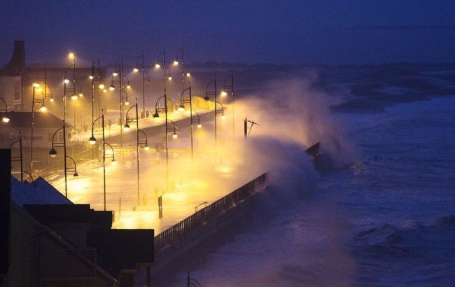 Погибло три человека и 250 тысяч домов без электричества: на Британию обрушился мощнейший шторм