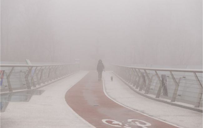 Київ до ранку накриє густий туман, різко впаде видимість на дорозі
