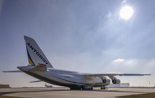 В небе над Киевом заметили гражданский самолет (фото, видео)