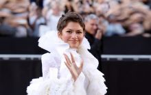 Зендея ефектно стилізувала образ із прем'єри "Одіссеї" для показу Louis Vuitton