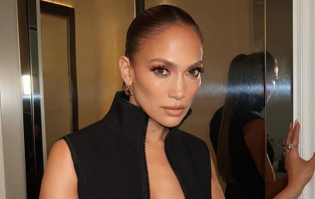 Джей Ло в обольстительных платьях похвасталась стройной талией (фото)