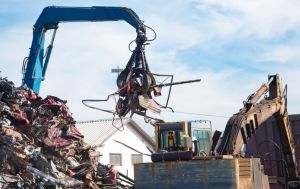 Миллиарды в бюджет и конец "схемам": почему ограничение экспорта лома выгодно Украине