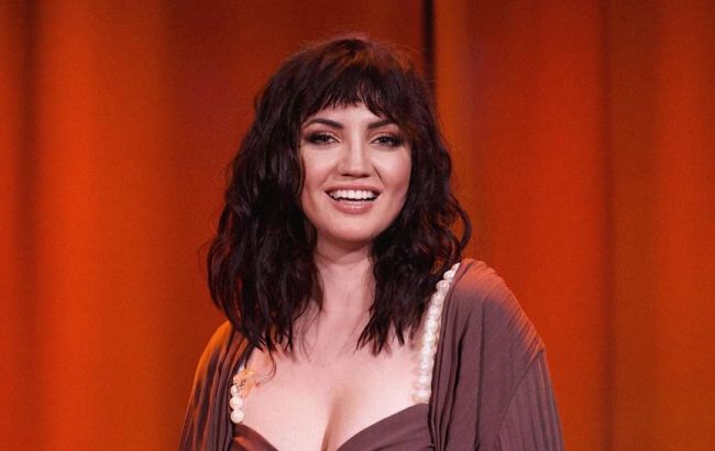 Носить сучасні тренди: Ніколас Карма дізнався вартість луку Олі Цибульської