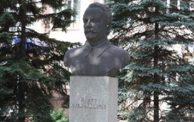 В Запорожье демонтировали памятник Орджоникидзе
