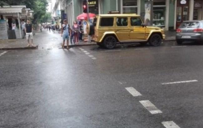 В Одессе наказали "героя парковки" на золотом внедорожнике