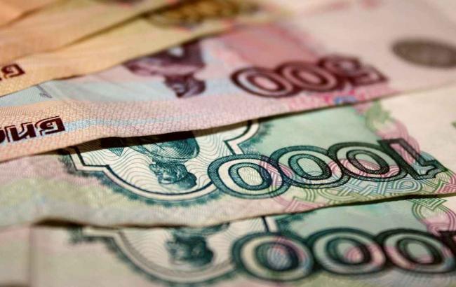 Рубль подешевшав на відкритті біржі під впливом зниження цін на нафту