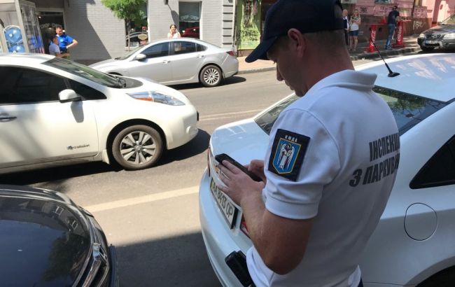 Кличко показал, как работают инспекторы по парковке в Киеве