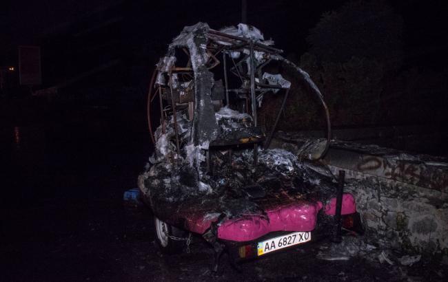 У Києві згоріла пересувна кав'ярня