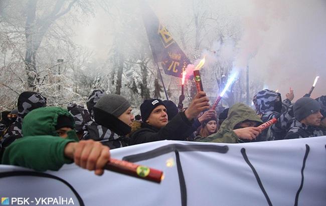 Под АПУ и Радой националисты зажгли файеры
