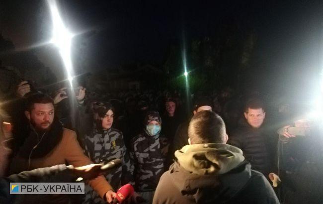 Под Киевом проходит акция протеста у дома сына Гладковского