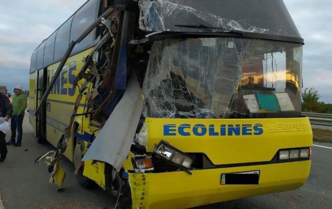 У Миколаївській області зіштовхнулися автобус та вантажівка, є загиблий