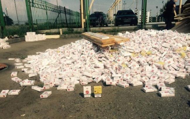 Українець намагався провезти до Угорщини майже 60 тисяч пачок сигарет, - ДПС
