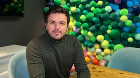 ТЦК зупинили відомого ведучого просто посеред вокзалу: чим усе закінчилося (фото)