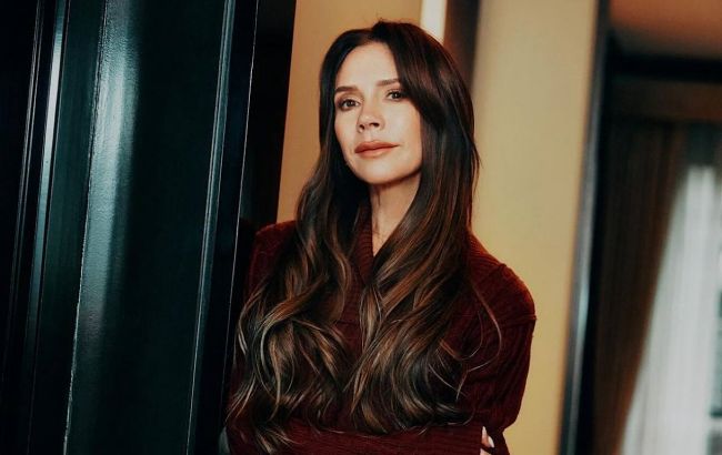 Виктория Бекхэм показала, как сочетает каблуки и костыли в повседневной жизни (фото)