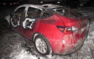 У Києві на замовлення спалили три електрокари Tesla