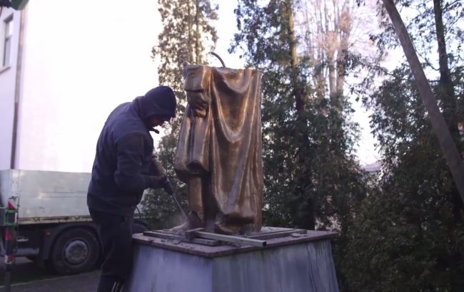 Україні достатньо своїх митців. В Чернівцях знесли останній пам'ятник Пушкіну