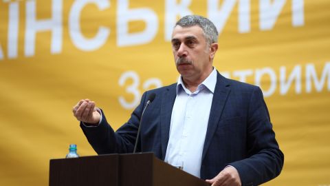 Комаровский рассказал, когда прививаться от COVID-19 переболевшим и еще не болевшим