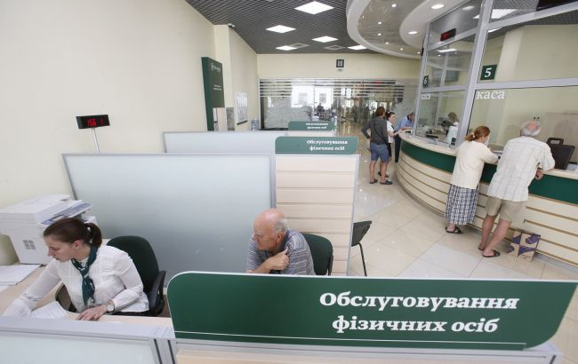 Украинцы сократили наличные операции через кассы банков