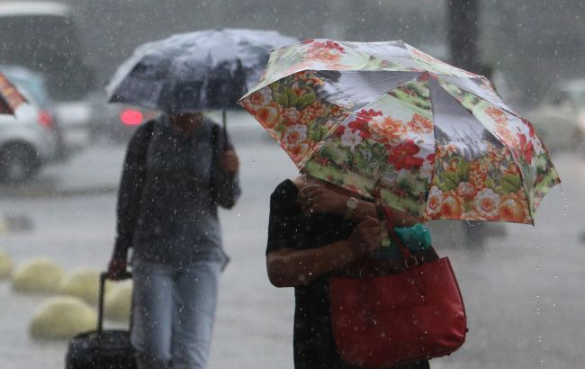 Синоптики попереджають про небезпечні нічні зливи: список областей