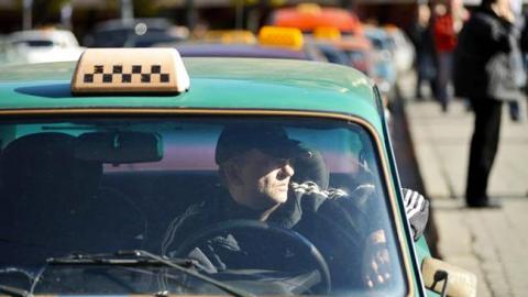 "Увага водіям": в мережі показали наслідки негоди у Києві (фото)