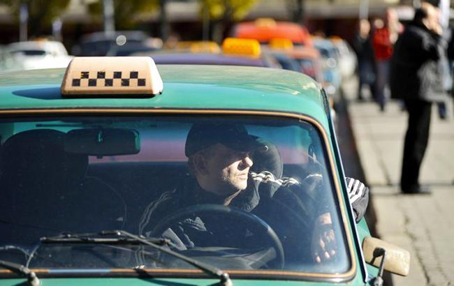 "Увага водіям": в мережі показали наслідки негоди у Києві (фото)
