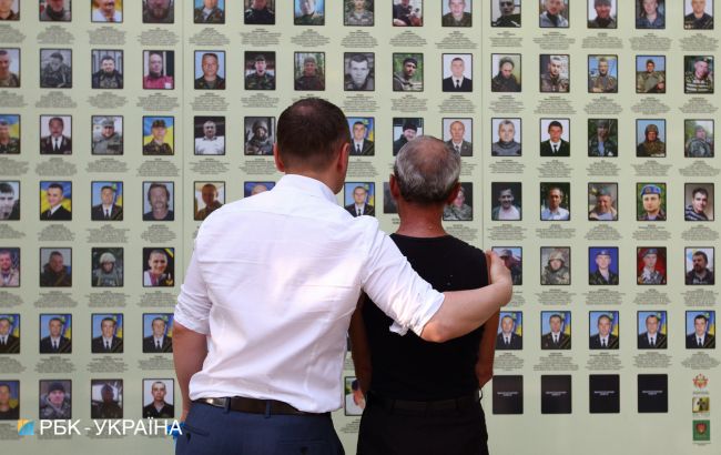 З Михайлівської Стіни пам'яті зірвали фото загиблих героїв: хто і чому це зробив